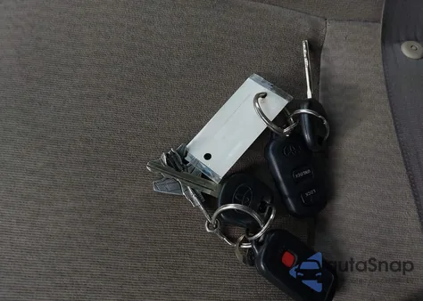 2005 Toyota Corolla Le z USA, uszkodzony, nr VIN 2T1BR32E35C373300